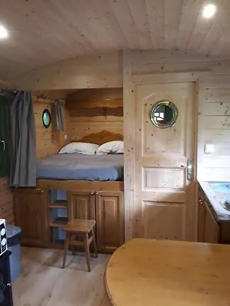Roulottes De La Suzanne Holiday home *